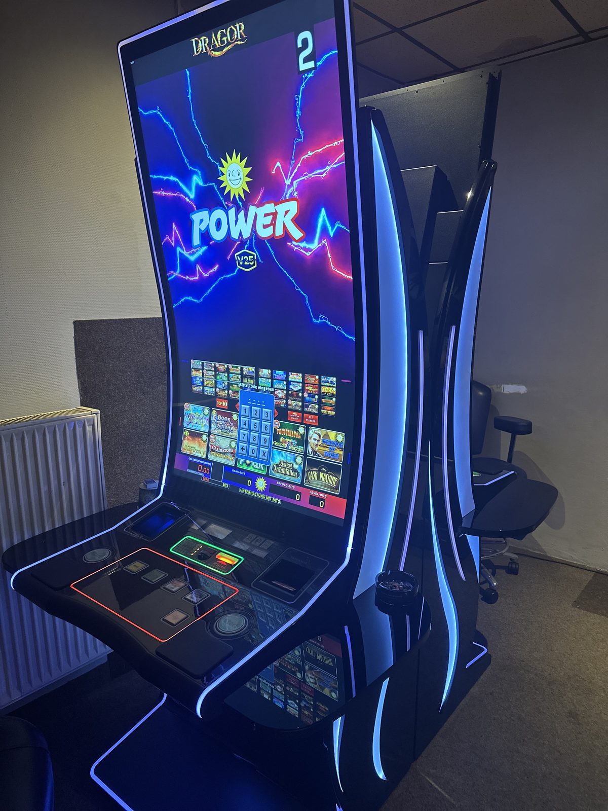DRAGOR POWER Spielautomat mit blauer LED-Beleuchtung – Draufsicht in der CT Spielhalle Gardelegen