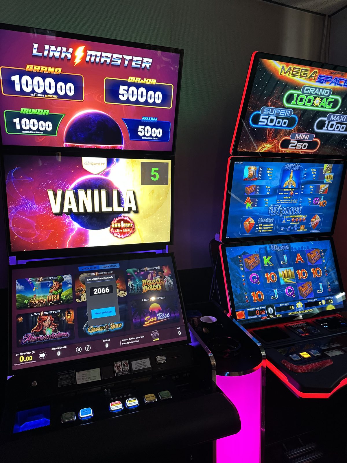 Mehrere Spielautomaten in der CT Spielhalle Gardelegen – MEGA SPACE, VANILLA und Link Master