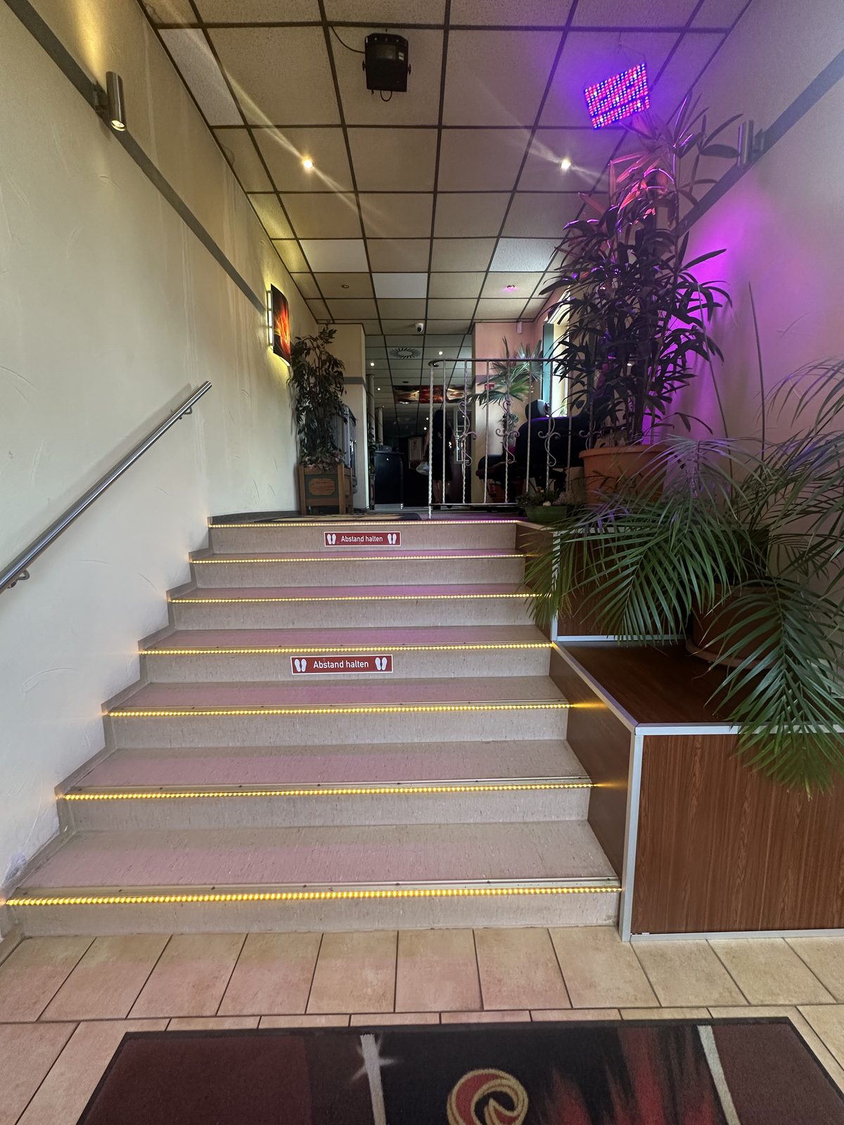 Treppenaufgang zum Eingangsbereich der CT Spielhalle Gardelegen mit LED-Beleuchtung