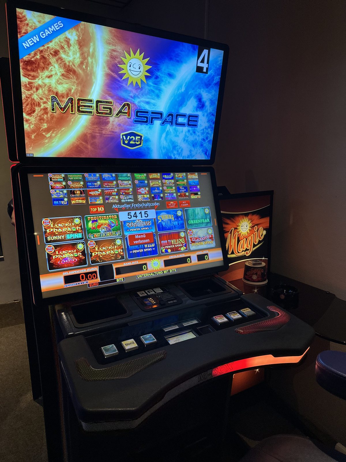 MEGA SPACE Spielautomat in der CT Spielhalle Gardelegen – Blick auf Bildschirm und Gerät