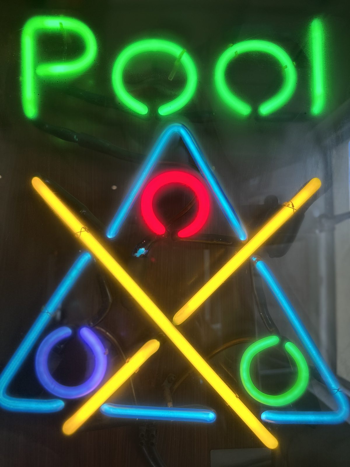 Pool-Neon-Schild im Billardbereich der CT Spielhalle Gardelegen