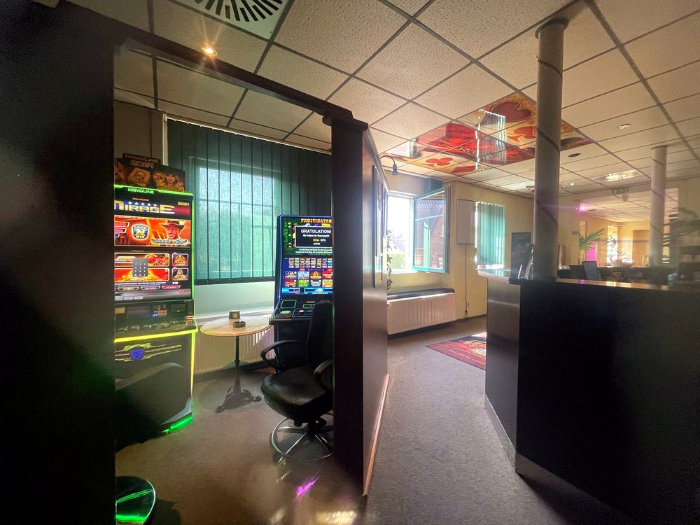 Innenraum der Spielhalle Gardelegen mit Spielautomaten und Billard