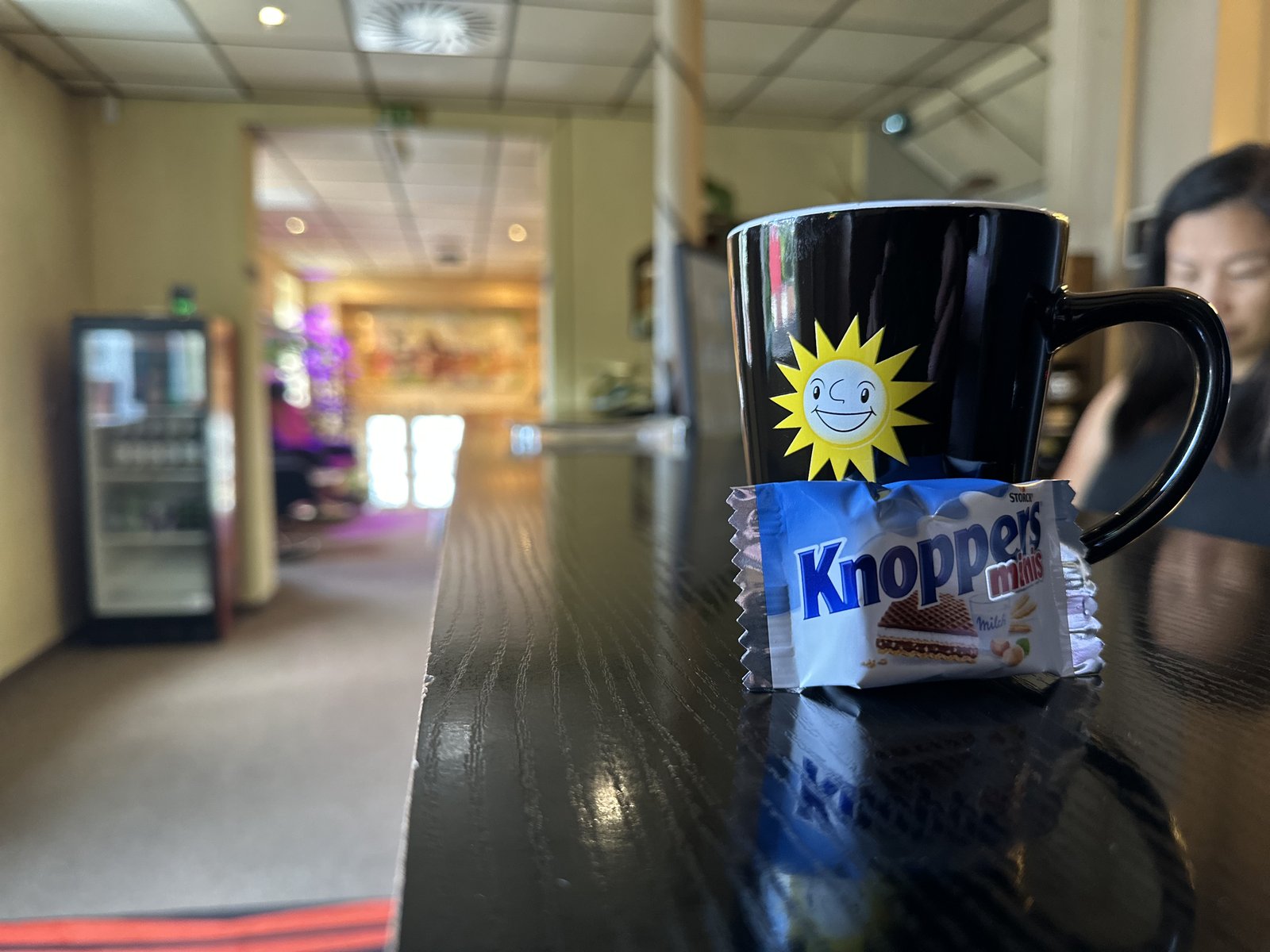 CT Spielhalle Kaffeetasse mit Logo und Knoppers auf der Theke – Bewirtung CT Spielhalle Gardelegen