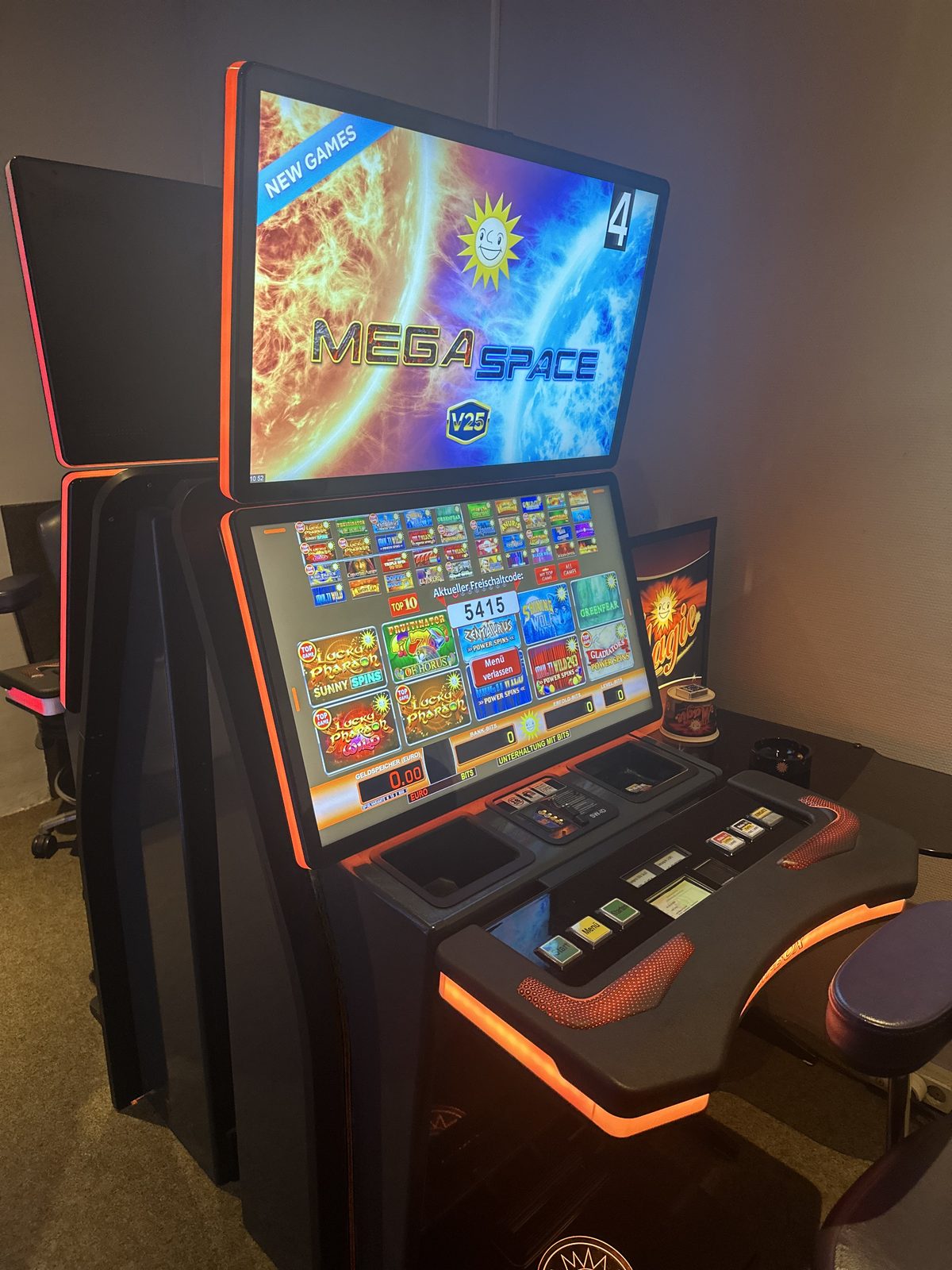 MEGA SPACE Spielautomat mit orangem Design in der CT Spielhalle Gardelegen
